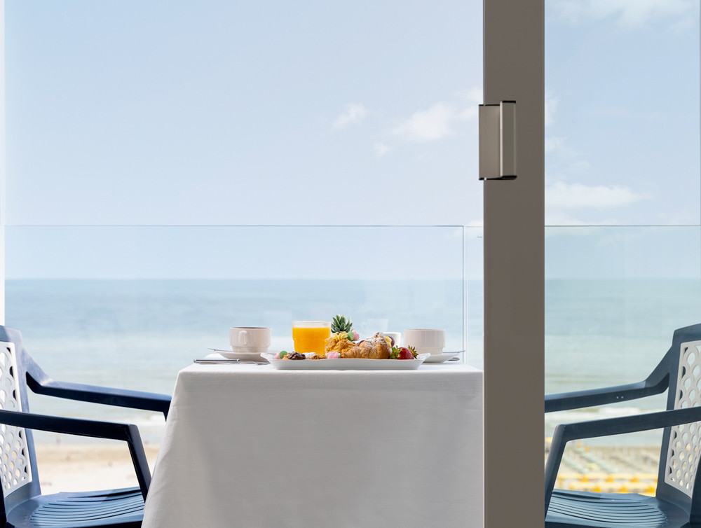 media.Camere-Executive--balcone-fronte-mare1Hotel-Mediterraneo-Riccione