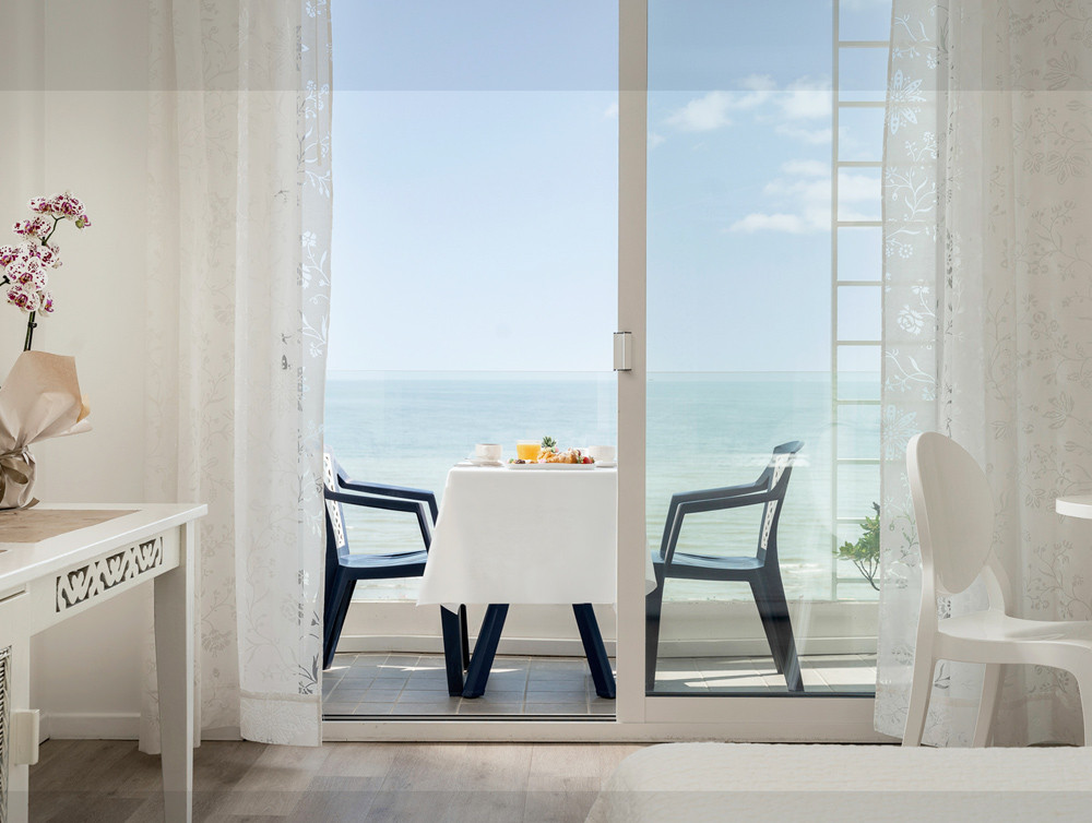 media.Camere-Standard-con-balcone-fronte-mare1Hotel-Mediterraneo-Riccione