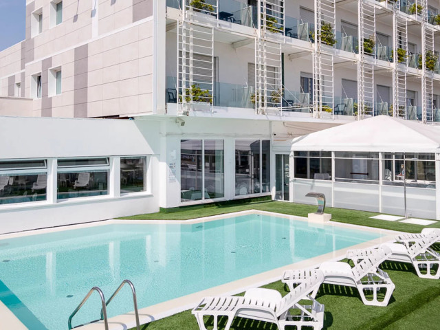 media.Slide-Piscina6Hotel-Mediterraneo-Riccione