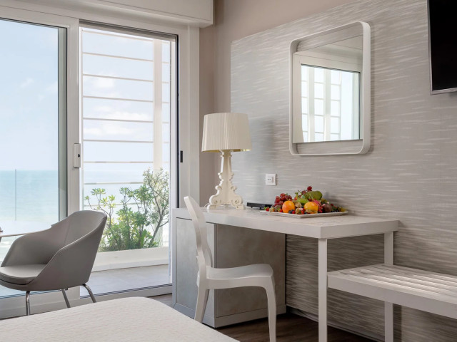 media.Slide-Suite-Classica4Hotel-Mediterraneo-Riccione