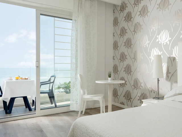 media.Slide-CameraStandard1Hotel-Mediterraneo-Riccione