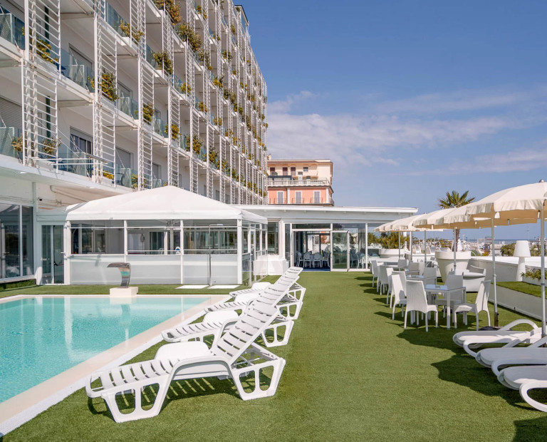 media.Slide-Piscina2Hotel-Mediterraneo-Riccione